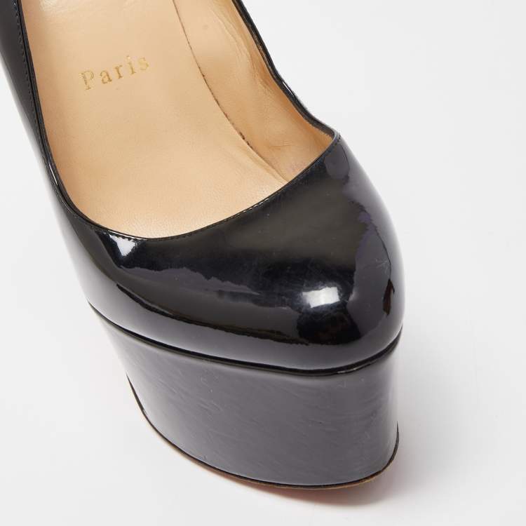 مملوكة مسبقًا Christian Louboutin Black Patent Bianca Pumps Size 38