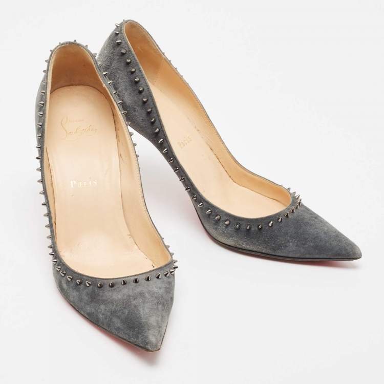 مملوكة مسبقًا Christian Louboutin Grey Suede Anjalina Spike Pointed Toe Pumps Size 38.5