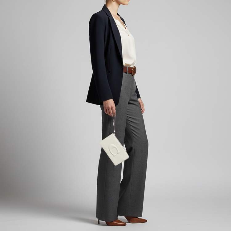 Pre Owned Coach Corner Zip Off White Leather Wristlet Pouch