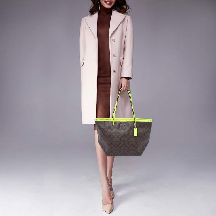 مملوكة مسبقًا Coach Green/Brown Signature Coated Canvas and Leather Street Zip Tote