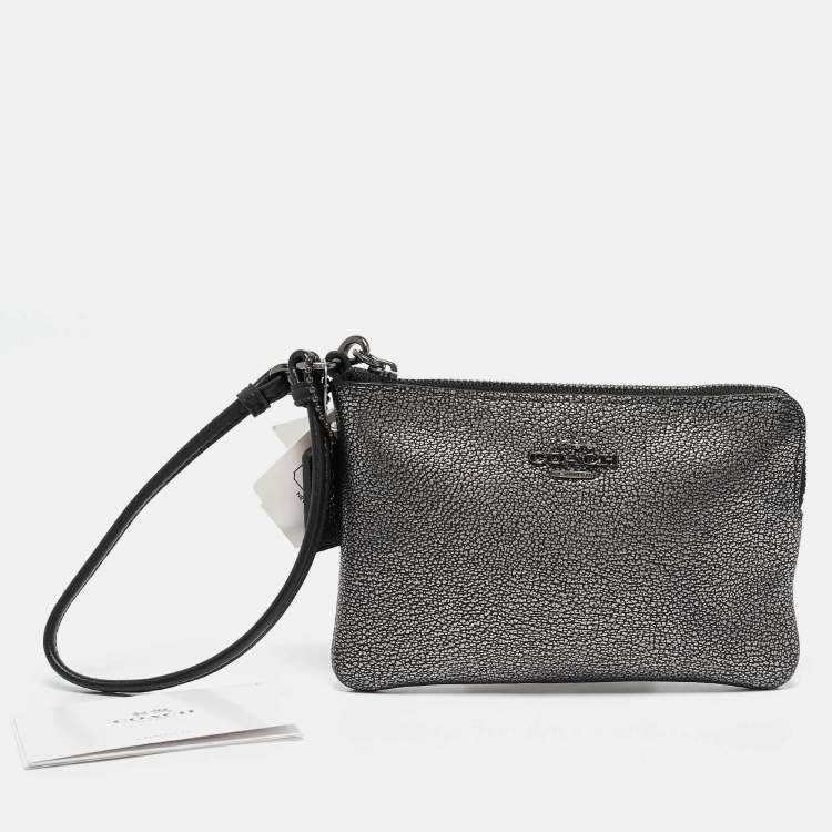 مملوكة مسبقًا Coach Metallic Black Leather Zip Wristlet Clutch