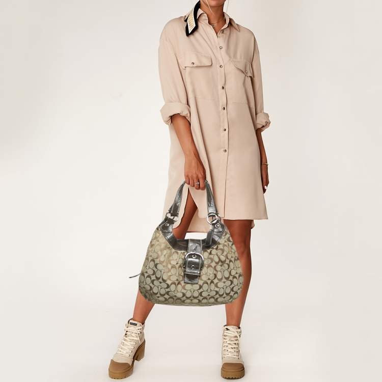 Pre Owned Coach Beige/Brown Signature Canvas and Leather Soho Lynn Hobo