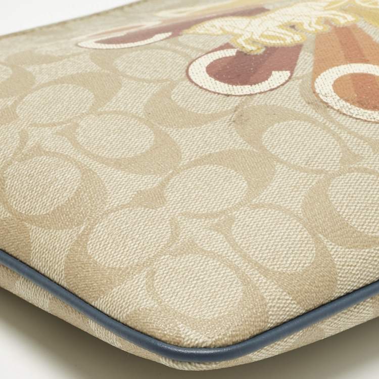 Pre Owned حقيبة يد كبيرة كوتش قماش مغلف بنقشة شعار بيج/أزرق قوس قزح دائري مع حمالة معصم