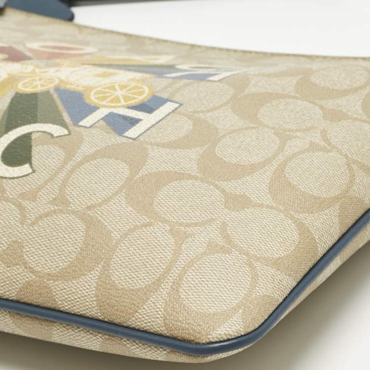 Pre Owned حقيبة يد كبيرة كوتش قماش مغلف بنقشة شعار بيج/أزرق قوس قزح دائري مع حمالة معصم