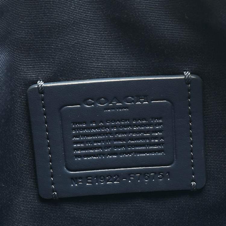 Pre Owned حقيبة يد كبيرة كوتش قماش مغلف بنقشة شعار بيج/أزرق قوس قزح دائري مع حمالة معصم