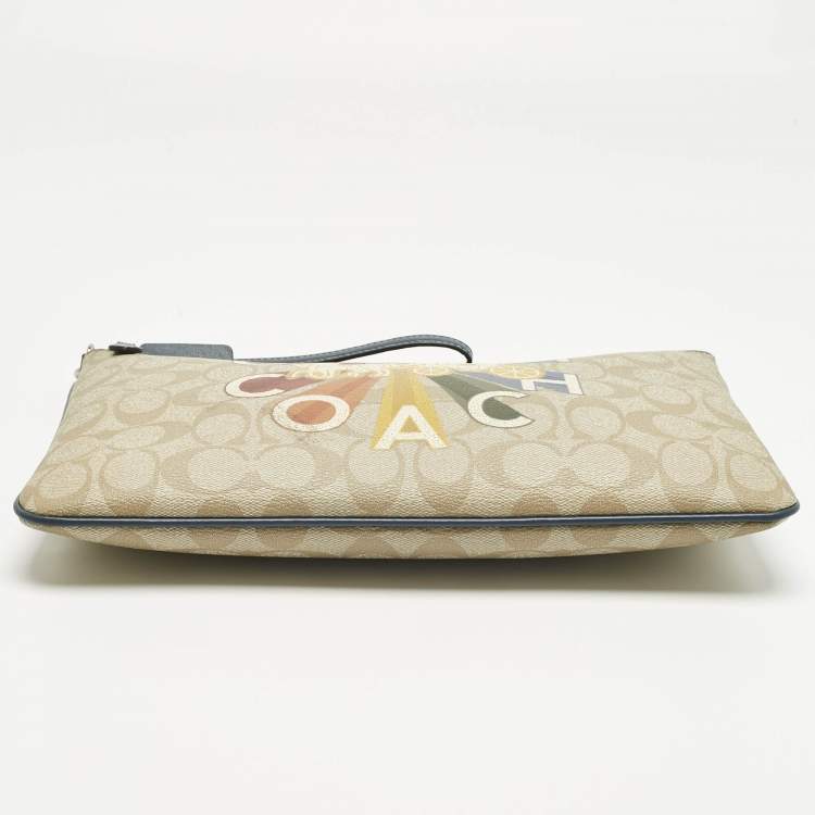 Pre Owned حقيبة يد كبيرة كوتش قماش مغلف بنقشة شعار بيج/أزرق قوس قزح دائري مع حمالة معصم