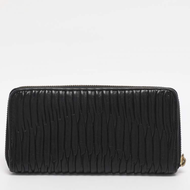 مملوكة مسبقًا محفظة كوتش جلد أسود بسحّاب محيط