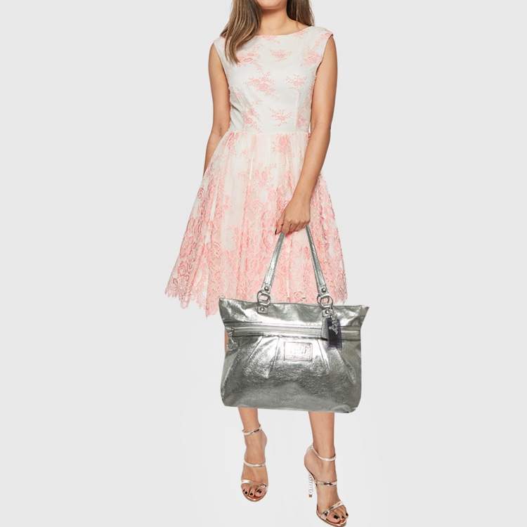 مملوكة مسبقًا Coach Poppy Glam Metallic Grey Leather Tote