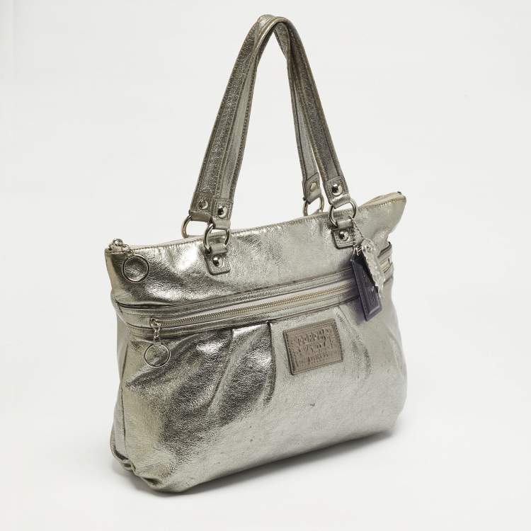 مملوكة مسبقًا Coach Poppy Glam Metallic Grey Leather Tote