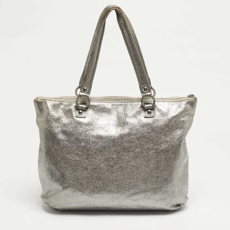 مملوكة مسبقًا Coach Poppy Glam Metallic Grey Leather Tote