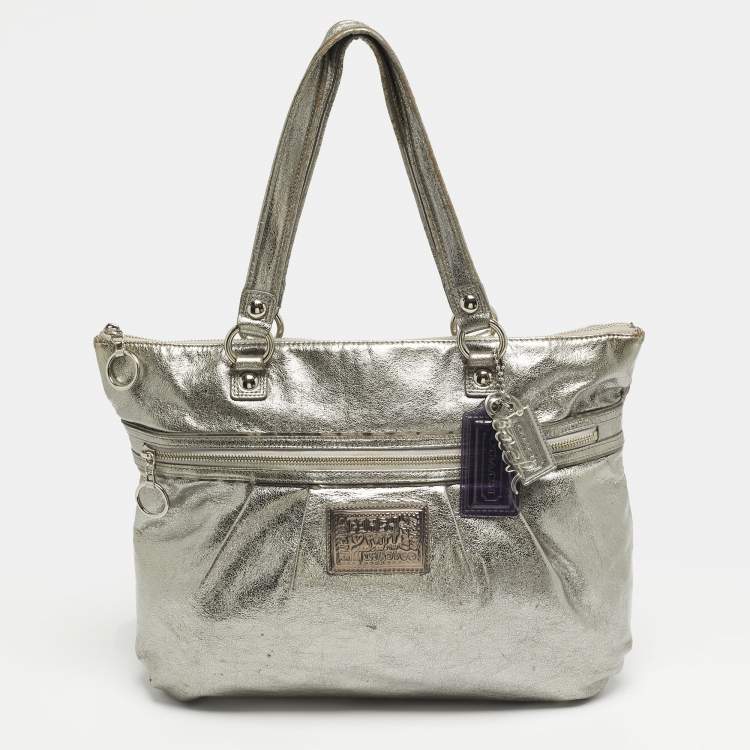 مملوكة مسبقًا Coach Poppy Glam Metallic Grey Leather Tote