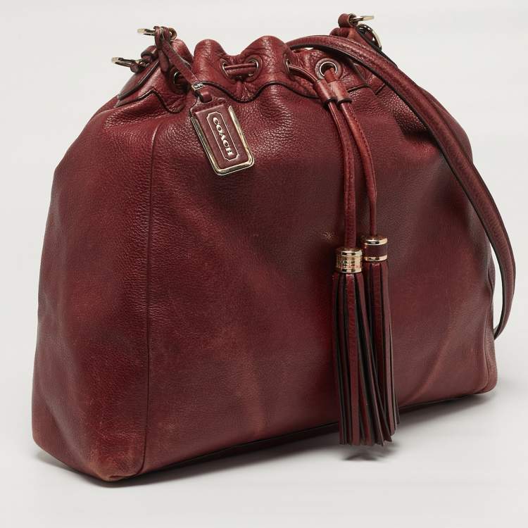 مملوكة مسبقًا حقيبة كتف كوتش جلد أحمر بخيط ماكدسون