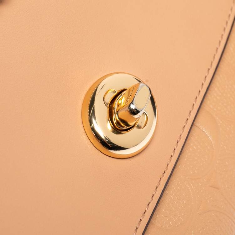 مملوكة مسبقًا Coach Beige Leather Turn Lock Wallet on Chain 