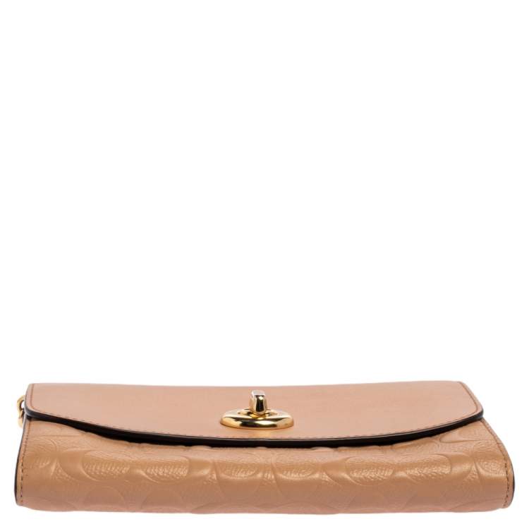 مملوكة مسبقًا Coach Beige Leather Turn Lock Wallet on Chain 