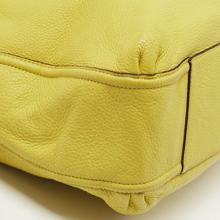 مملوكة مسبقًا Coach Yellow Lime Leather Avery Hobo