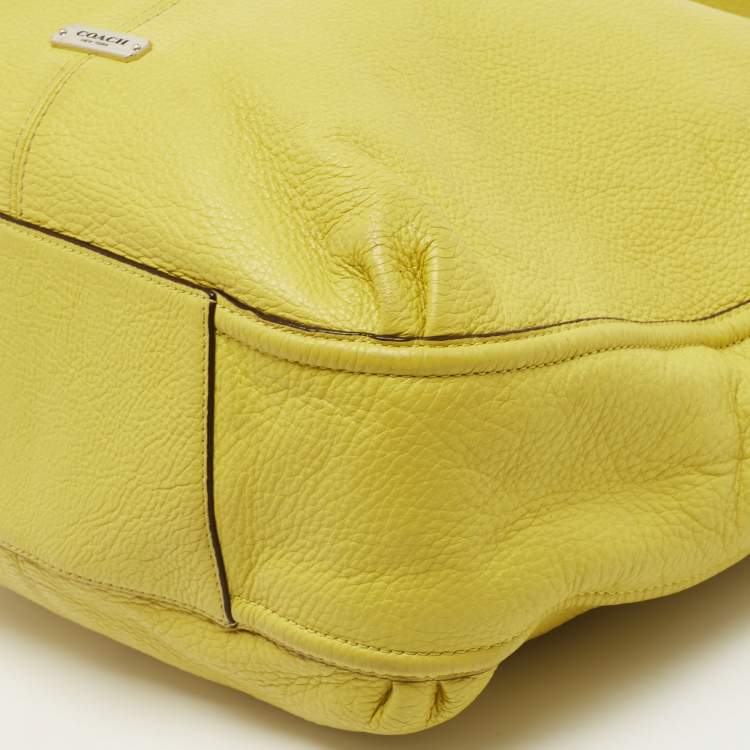 مملوكة مسبقًا Coach Yellow Lime Leather Avery Hobo