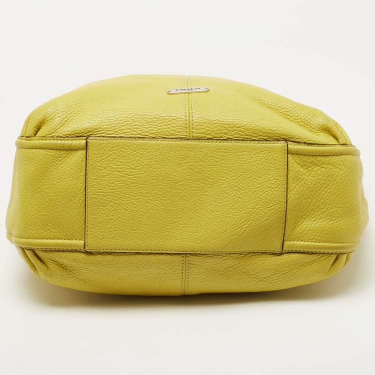 مملوكة مسبقًا Coach Yellow Lime Leather Avery Hobo