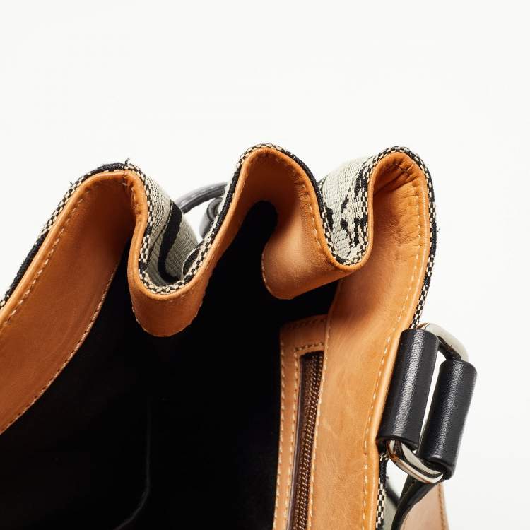 مملوكة مسبقًا Coach Black Signature Canvas and Leather Buckle Tote