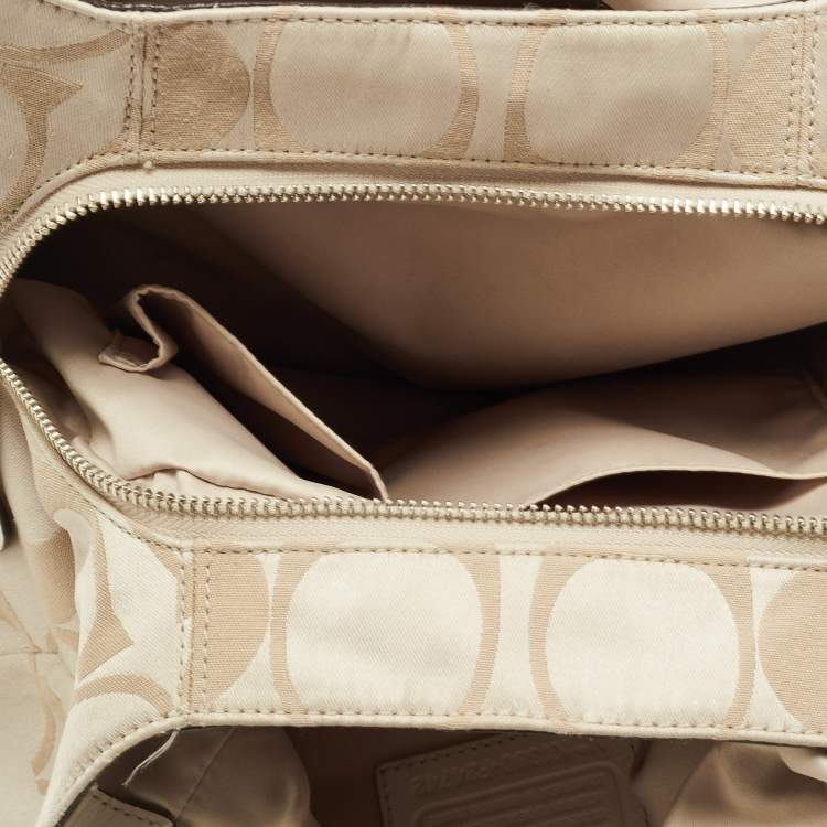 Pre Owned Coach White/Beige Signature Fabric Campbell Hobo