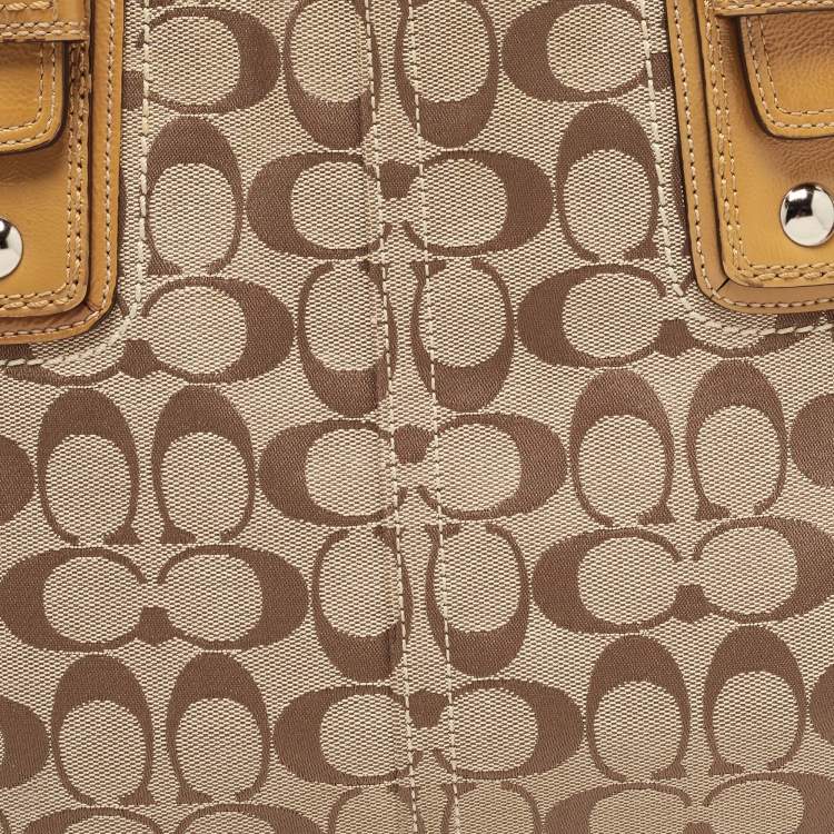 مملوكة مسبقًا Coach Tan/Beige Canvas and Patent Leather Buckle Handle Tote