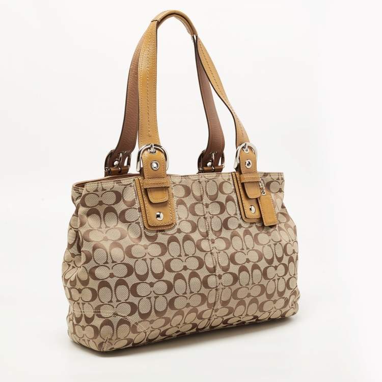 مملوكة مسبقًا Coach Tan/Beige Canvas and Patent Leather Buckle Handle Tote