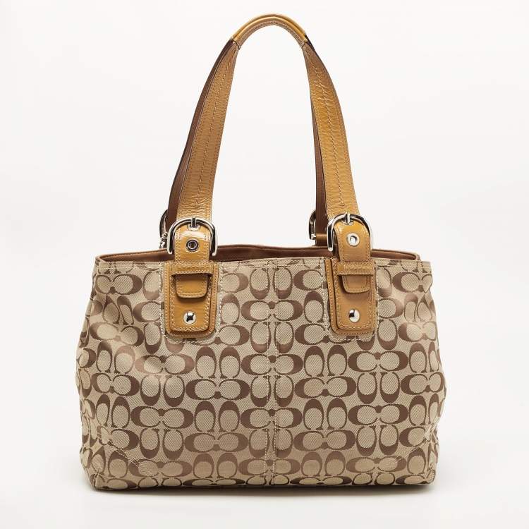 مملوكة مسبقًا Coach Tan/Beige Canvas and Patent Leather Buckle Handle Tote