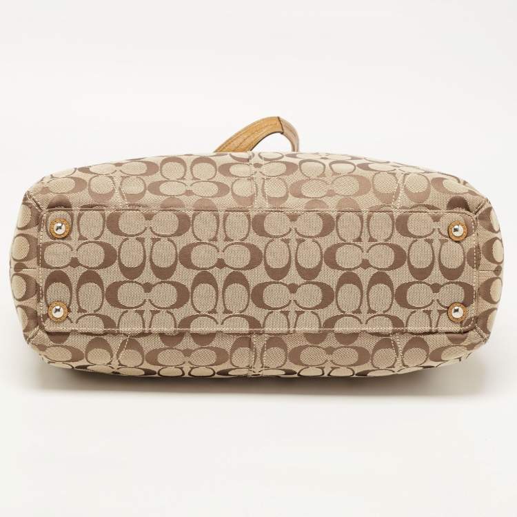 مملوكة مسبقًا Coach Tan/Beige Canvas and Patent Leather Buckle Handle Tote
