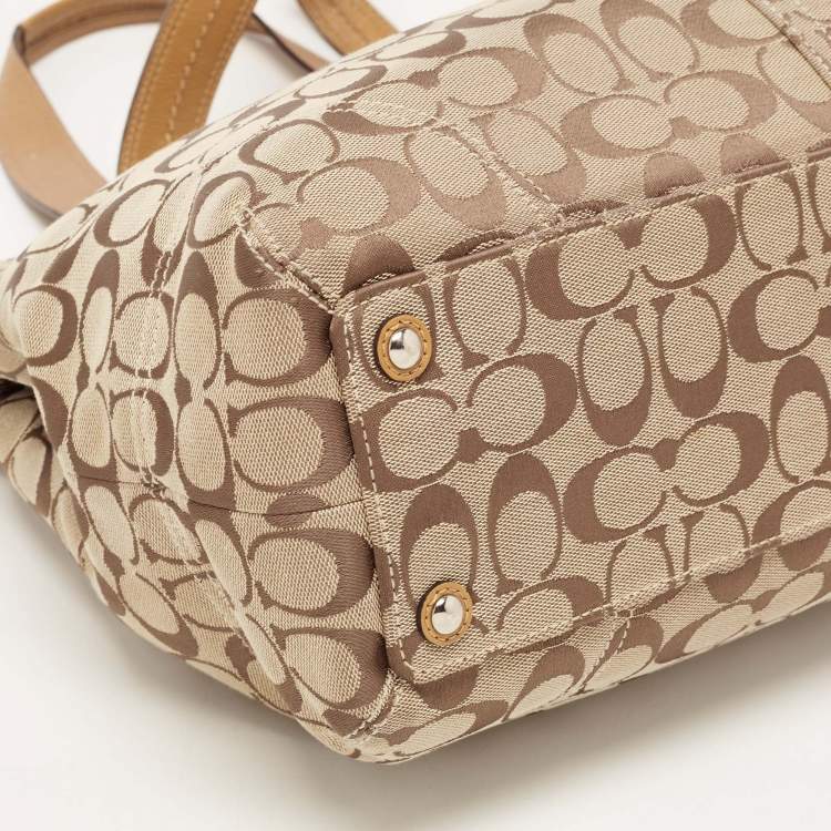 مملوكة مسبقًا Coach Tan/Beige Canvas and Patent Leather Buckle Handle Tote