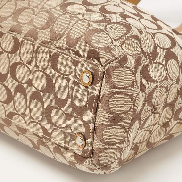 مملوكة مسبقًا Coach Tan/Beige Canvas and Patent Leather Buckle Handle Tote