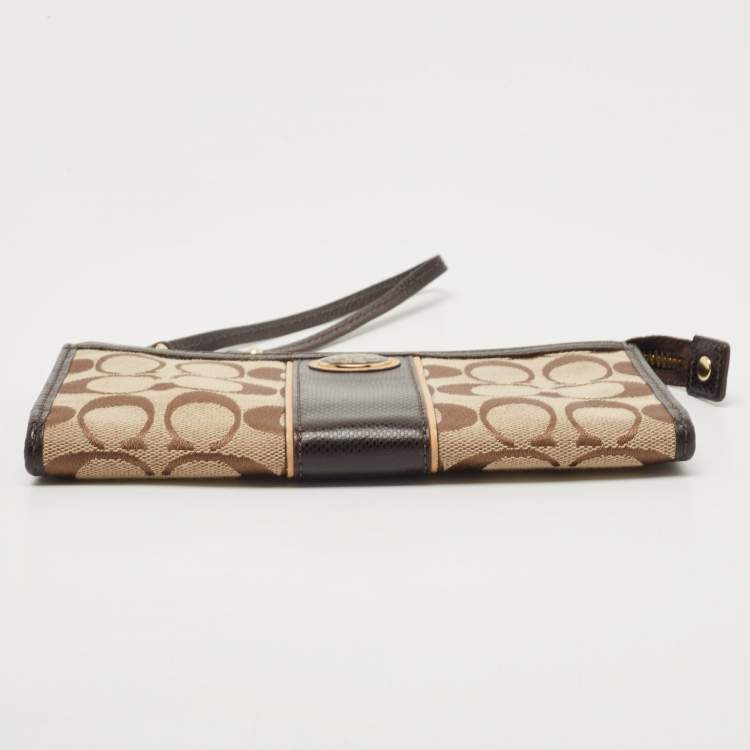 مملوكة مسبقًا Coach Brown/Beige Signature Canvas and Lizard Embossed Leather Zip Wristlet Pouch