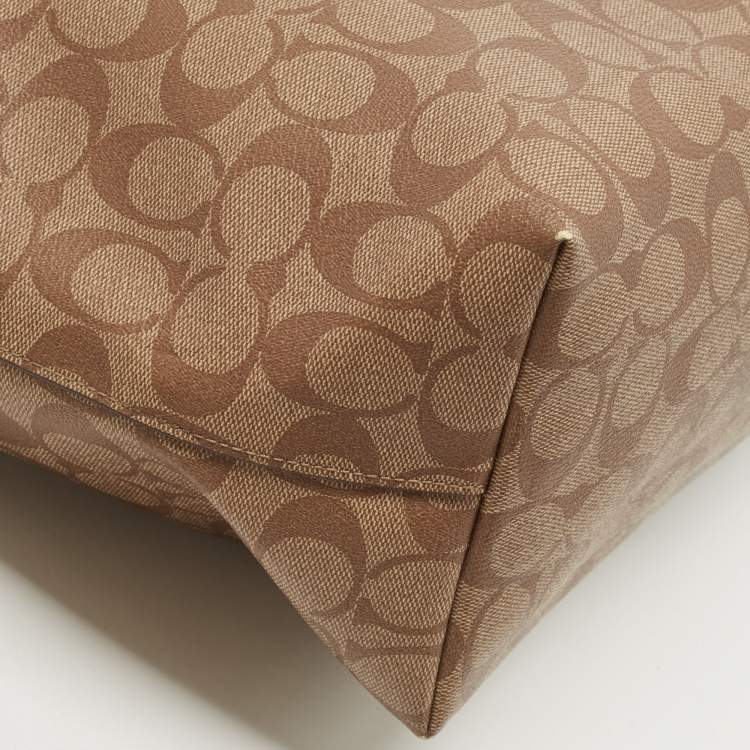 مملوكة مسبقًا Coach Beige/Brown Signature Coated Canvas and Leather City Zip Tote