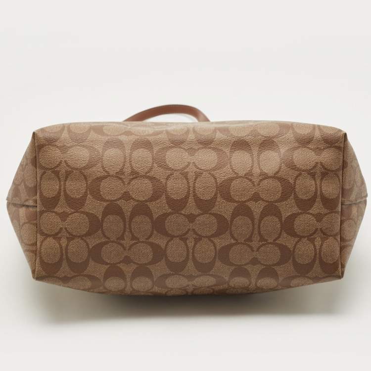 مملوكة مسبقًا Coach Beige/Brown Signature Coated Canvas and Leather City Zip Tote