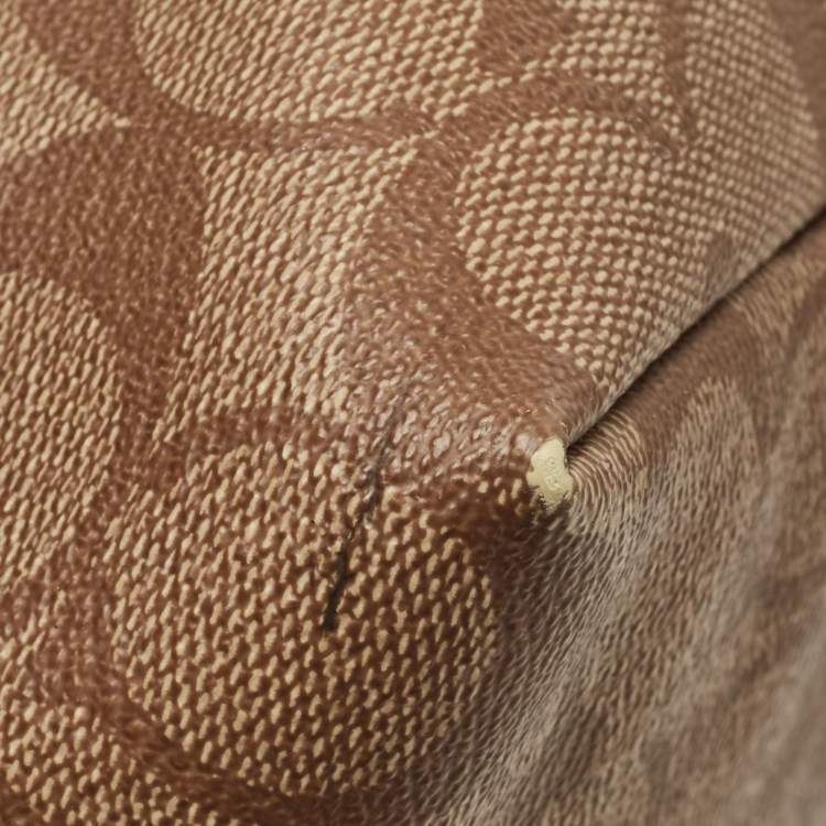 مملوكة مسبقًا Coach Beige/Brown Signature Coated Canvas and Leather City Zip Tote
