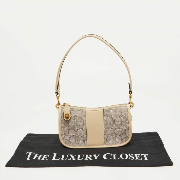 مملوكة مسبقًا Coach Beige/Cream Signature Canvas and Leather Swinger Pochette Bag