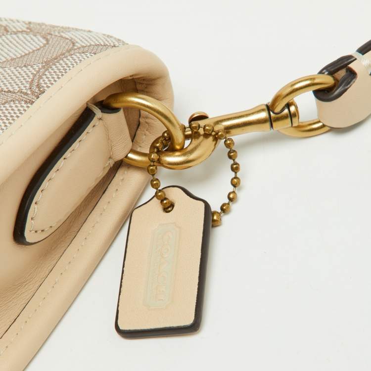 مملوكة مسبقًا Coach Beige/Cream Signature Canvas and Leather Swinger Pochette Bag