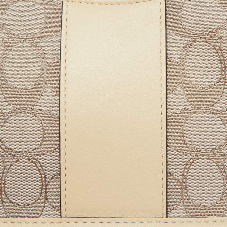 مملوكة مسبقًا Coach Beige/Cream Signature Canvas and Leather Swinger Pochette Bag