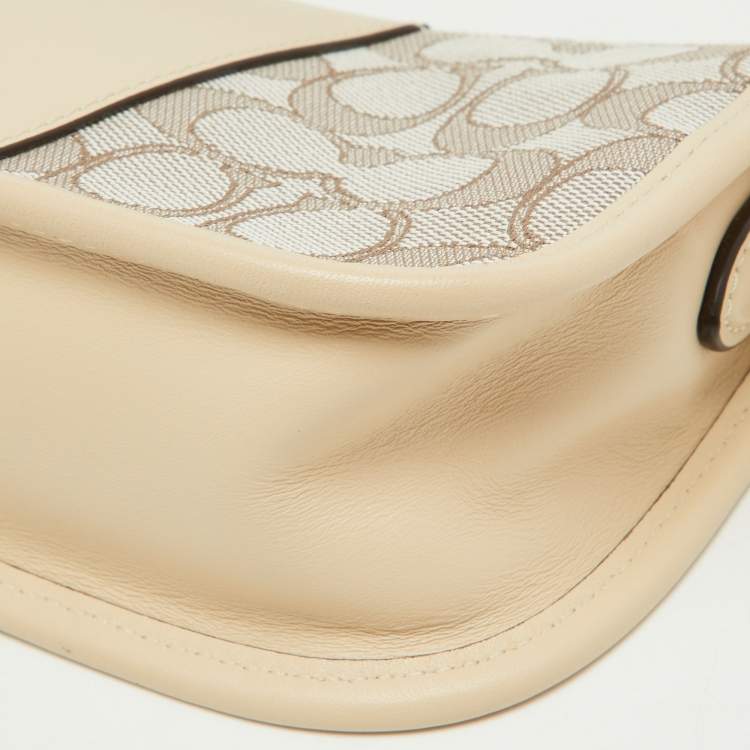 مملوكة مسبقًا Coach Beige/Cream Signature Canvas and Leather Swinger Pochette Bag