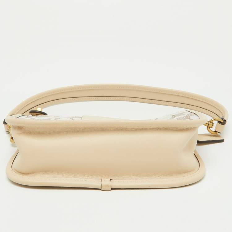 مملوكة مسبقًا Coach Beige/Cream Signature Canvas and Leather Swinger Pochette Bag