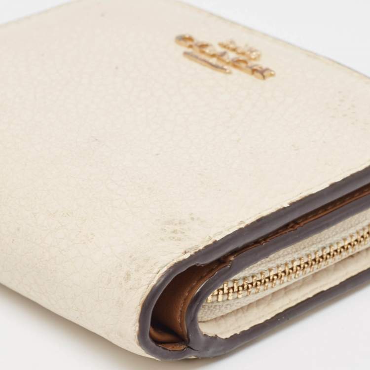 Pre Owned Coach Off White/Brown Leather Snap Compact Wallet