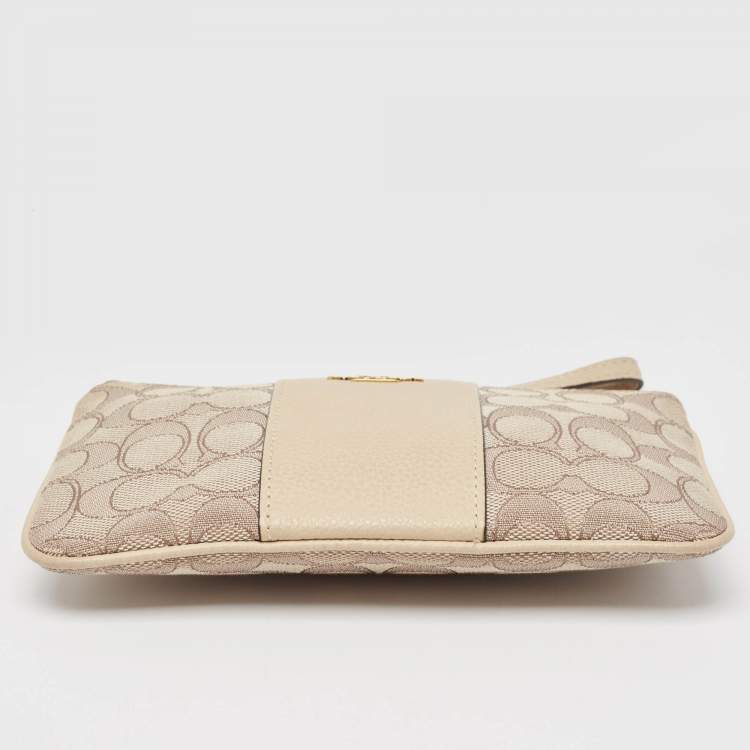 مملوكة مسبقًا Coach Beige Signature canvas and Leather Wristlet Zip Pouch