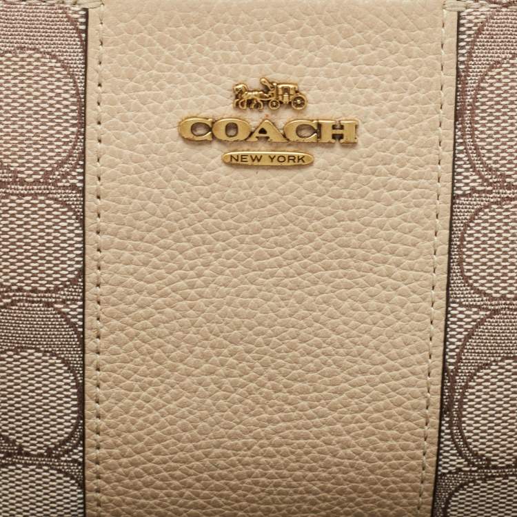 مملوكة مسبقًا Coach Beige Signature canvas and Leather Wristlet Zip Pouch