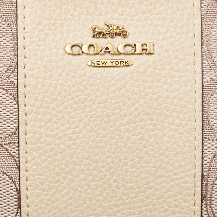 مملوكة مسبقًا Coach Beige Signature canvas and Leather Wristlet Zip Pouch