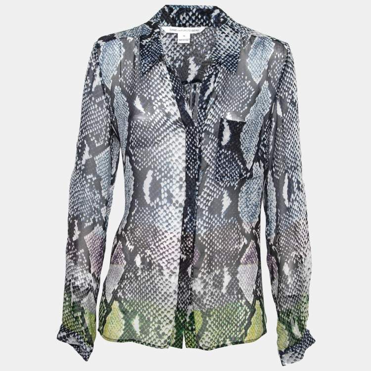 مملوكة مسبقًا Diane von Furstenberg Blue Python Print Silk Chiffon Lorelei Shirt L