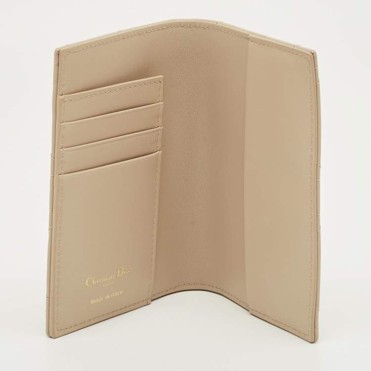 مملوكة مسبقًا Dior Beige Macrocannage Leather Miss Caro Passport Holder
