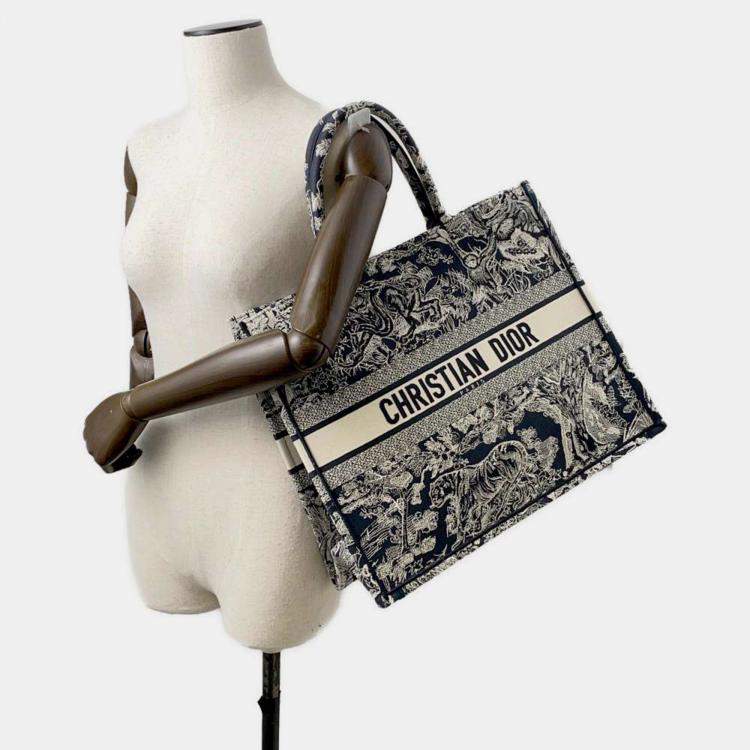مملوكة مسبقًا Dior Navy Blue/White Reverse Toile de Jouy Canvas Book Tote Bag  