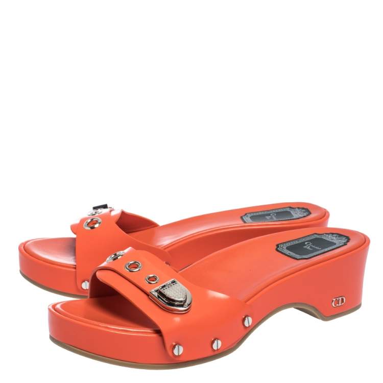مملوكة مسبقًا Dior Neon Orange Leather Buckle Detail Platform Slide Sandals Size 37.5