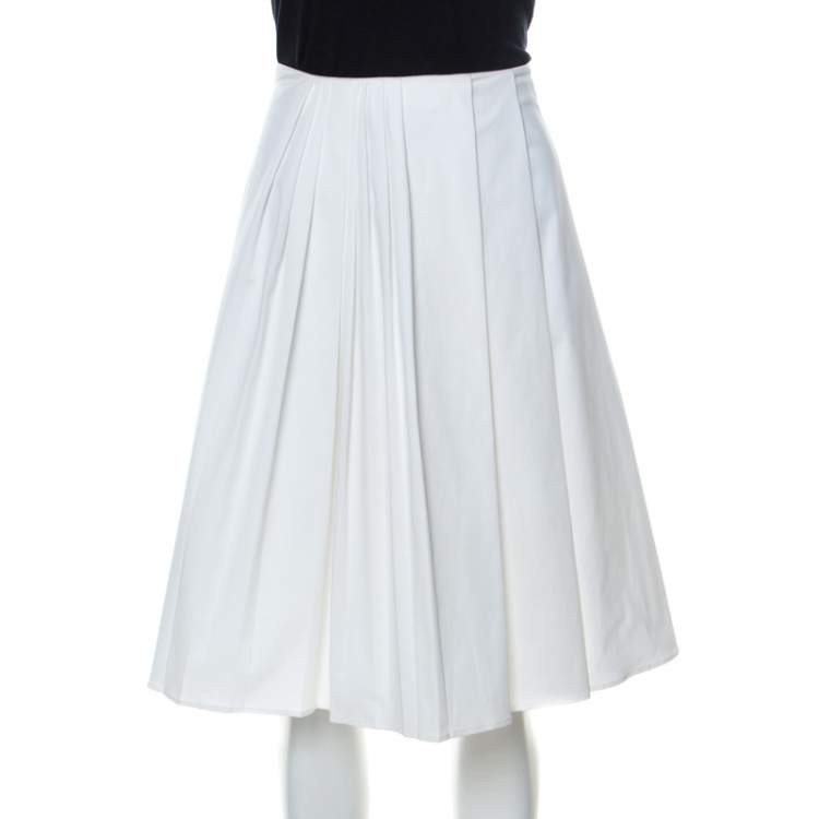 white pleated skirt stretch