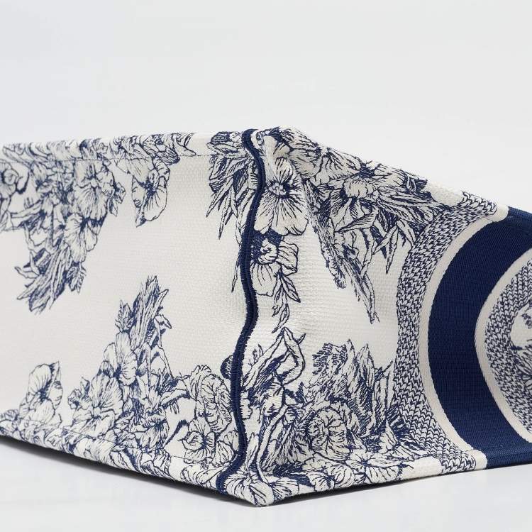 Pre Owned Dior Navy Blue/White Canvas Medium Embroidered Rêve d'Infini Book Tote 