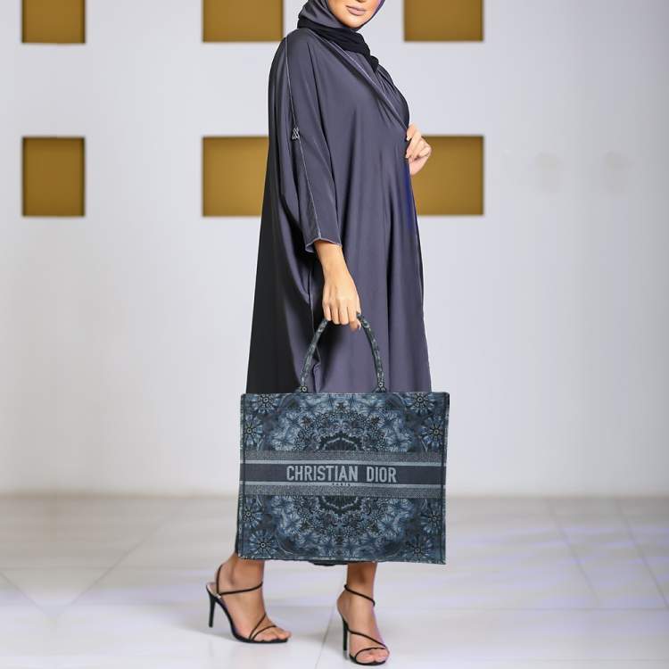 مملوكة مسبقًا Dior Navy Blue Flower Embroidered Denim Large Book Tote