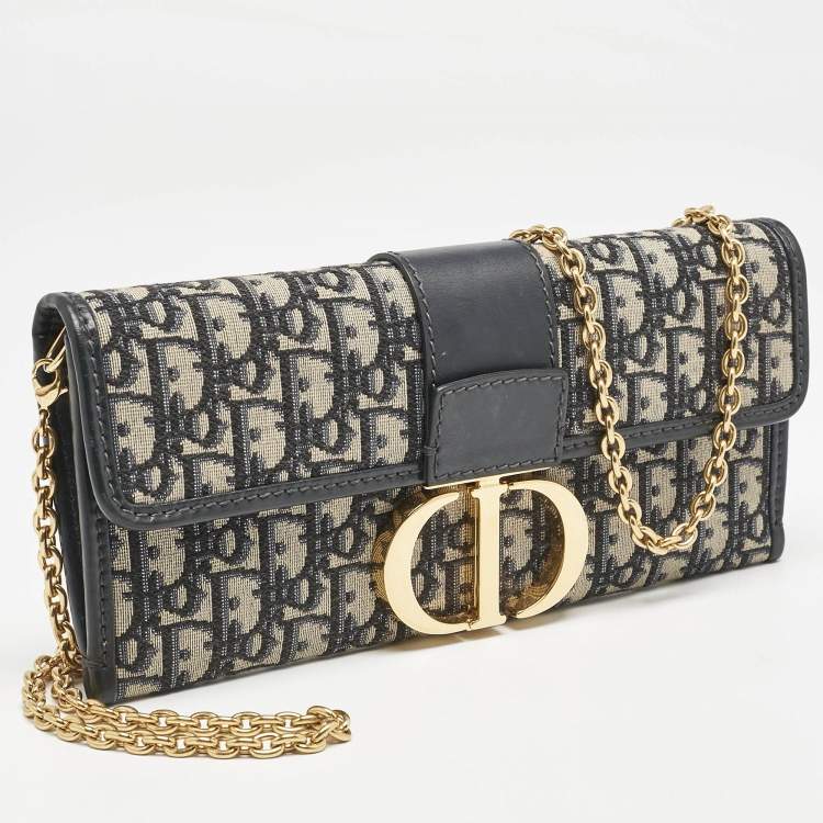 مملوكة مسبقًا Dior Navy Blue Oblique Canvas 30 Montaigne Chain Clutch